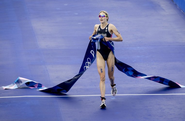 OH Paříž 2024: Triatlonisté se dočkali! Cassandre Beaugrandová vyhrála velkolepé individuální zlato