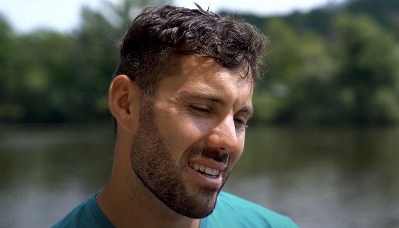Dostál vlétl do šampionátu jako raketa. Rozjížďku na 500 m vyhrál o třídu a to ještě musel kličkovat mezi velkými kusy vodních trav