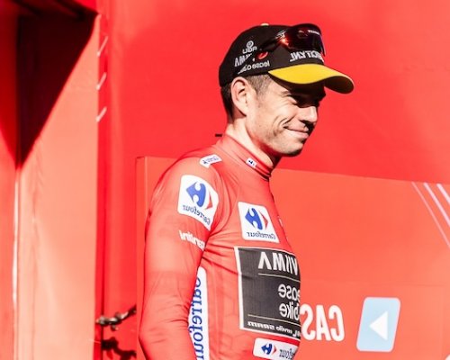 Vueltě kraluje Belgičan Van Aert, plány Čecha Vacka zhatil opilý fanda, který ho sundal přímo na silnici