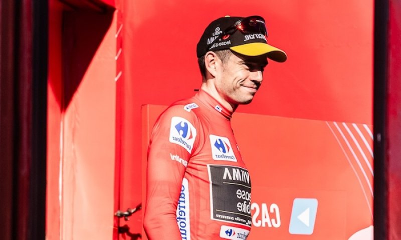 Vueltě kraluje Belgičan Van Aert, plány Čecha Vacka zhatil opilý fanda, který ho sundal přímo na silnici