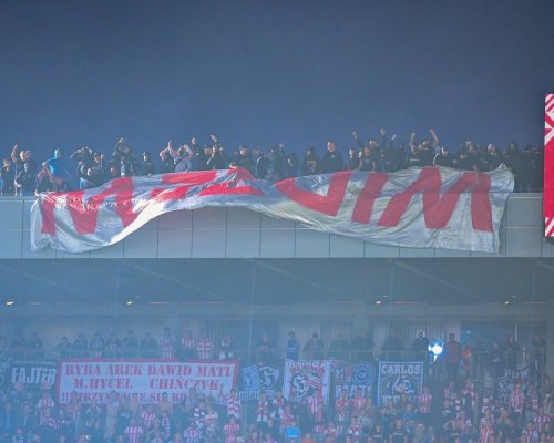 V Polsku vtrhli chuligáni na střechu stadionu. Zápas musel být přerušen