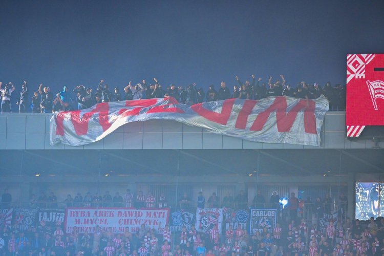 V Polsku vtrhli chuligáni na střechu stadionu. Zápas musel být přerušen