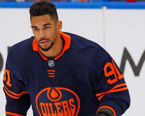 Evander Kane míří na operaci kýly, Edmontonu může chybět dlouhé měsíce
