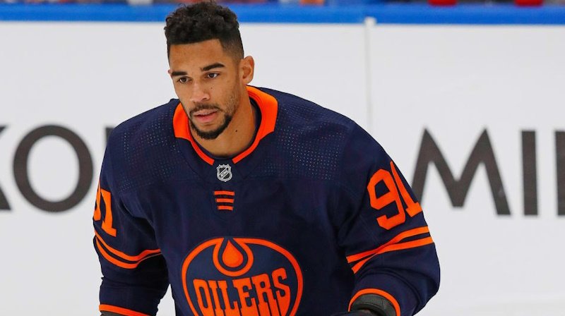 Evander Kane míří na operaci kýly, Edmontonu může chybět dlouhé měsíce