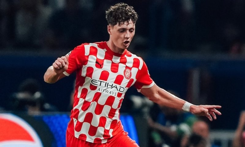 Jeho nový šéf po debaklu 0:4 prosí o pomoc. Přichází Čech, o kterém všichni tvrdí, že na to nemá