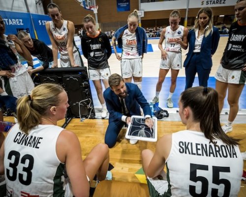 Není možné zahodit deset šestek a ze hry dát každou pátou střelu, smutnil i přes evropskou výhru kouč Žabin