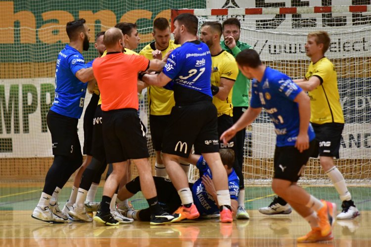 Kénik jde do čela! Věděli jsme, že to tady bude divočina, ale podali jsme velice koncentrovaný výkon, řekl kouč Pavel Hladík