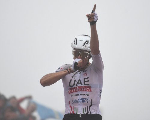 Španělská Vuelta přišla o největší hvězdu. Van Aert spadl v posledním sjezdu 16. etapy