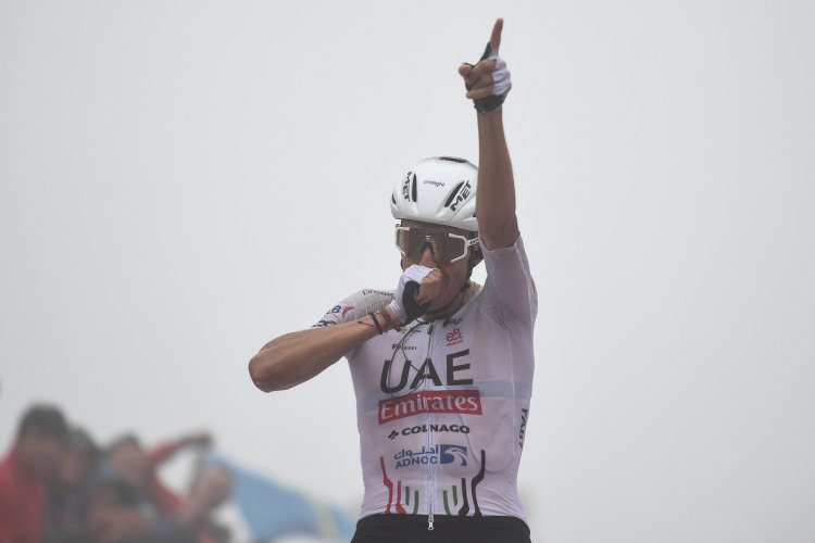 Španělská Vuelta přišla o největší hvězdu. Van Aert spadl v posledním sjezdu 16. etapy