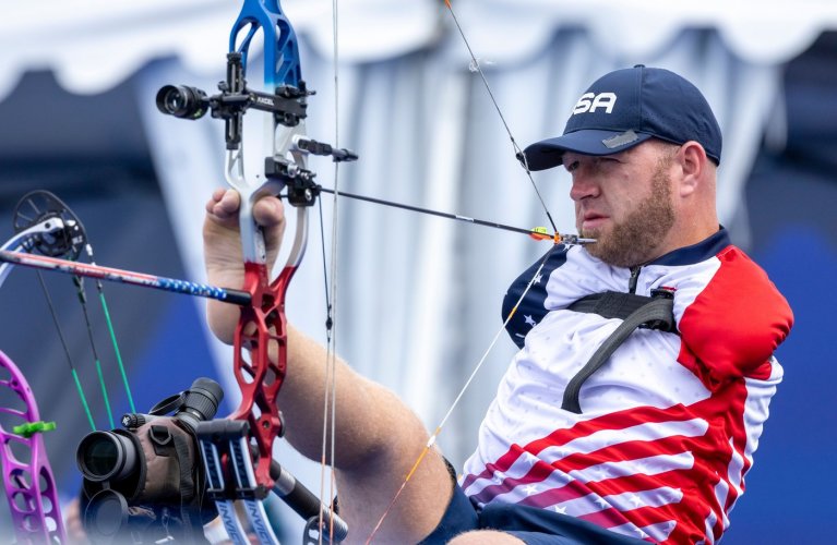 Bezrucí hrdinové lukostřelby okouzlili svět na paralympiádě 2024