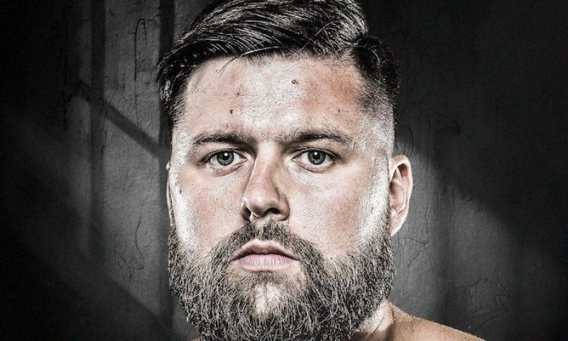Řepka dostane nařezáno. V kleci mu udělím červenou kartu, vyzvala hvězda Clashe legendu Sparty