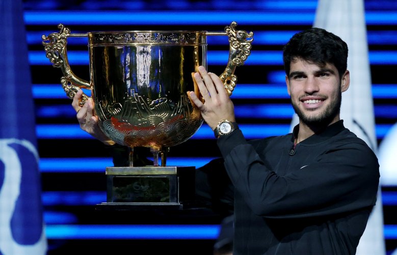 Alcaraz triumfuje nad Sinnerem v dramatickém finále China Open