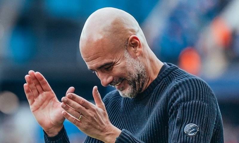 Tohle už na mě nezkoušejte! Guardiola se po záludné otázce neubránil mohutnému záchvatu smíchu