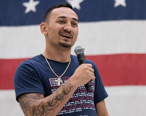 Necelých 70 vteřin a bonus 25 tisíc dolarů. Holloway zbohatl bez jediného tvrdého úderu proti McGregorovi