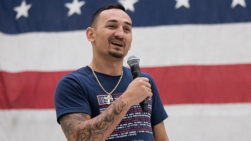 Necelých 70 vteřin a bonus 25 tisíc dolarů. Holloway zbohatl bez jediného tvrdého úderu proti McGregorovi