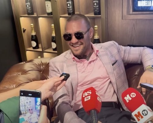 Nevídaná show. McGregor rozjel na tiskové konferenci pěvecké sólo. Dav se přidal