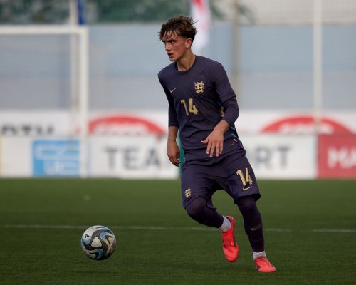 Neobvyklý tah Arsenalu. Na tréninku před Chelsea září teprve 14letý supertalent