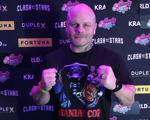 Jsem jako reklama ve špatném filmu, usmívá se Maniac Cop z Clashe. V Brně ho čeká srážka s obrem