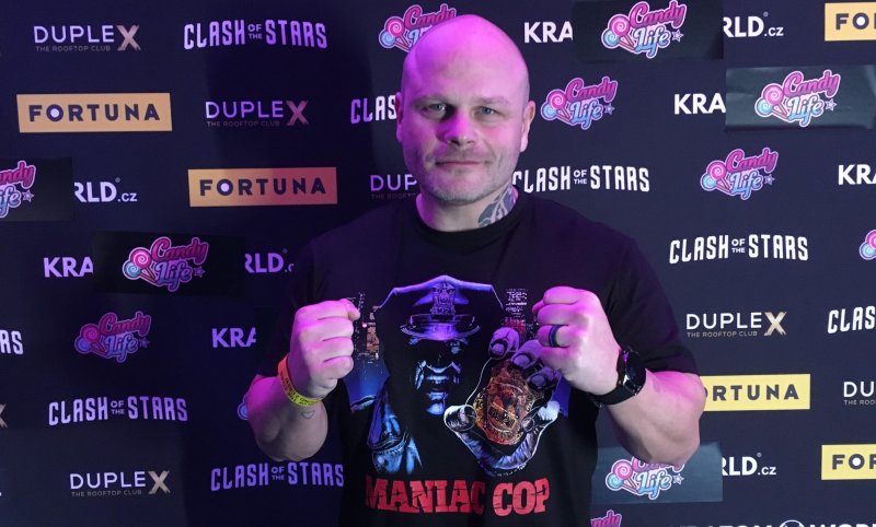Jsem jako reklama ve špatném filmu, usmívá se Maniac Cop z Clashe. V Brně ho čeká srážka s obrem