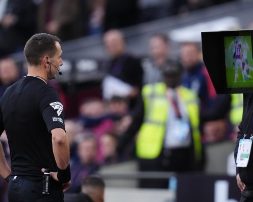 Rozhodčí Coote čelí nejisté budoucnosti po chybě v zápase Manchester United