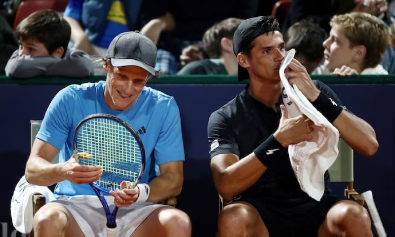 Forlánův tenisový debut mezi profesionály na Challengeru trval 47 minut, s parťákem uhráli pouhé tři gamy