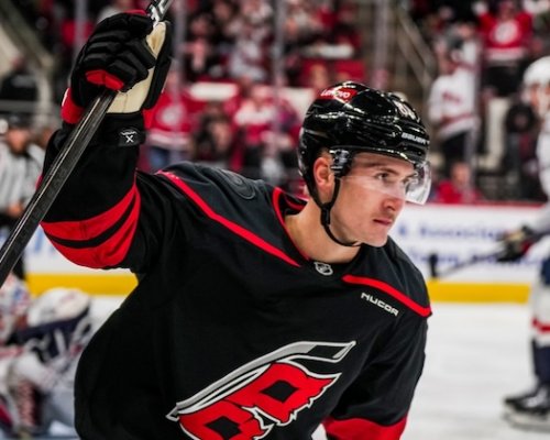 Třicet zápasů, 30 asistencí. Nečas vyrovnal ve strukturách Hurricanes více než 40 let starý rekord Francise