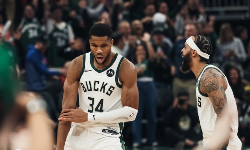 334 bodů za 329 minut. Antetokounmpo míří ke třetí sezoně po sobě s průměrem přes 30 bodů při 60% střelbě. To nikdy nikdo nedokázal