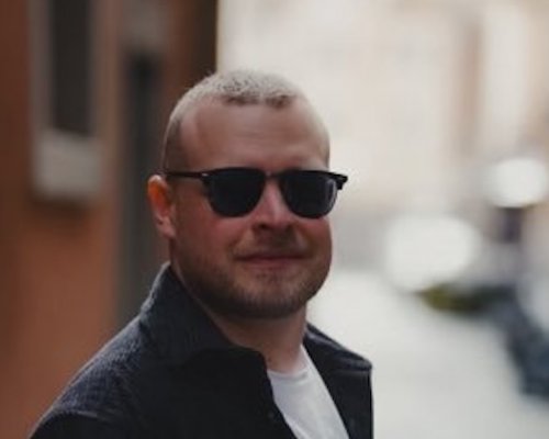 Slavia ve Vietnamu? Spíš dovolená, byť trochu vtipná, říká expert Nerad. Proč zase září Šádek?