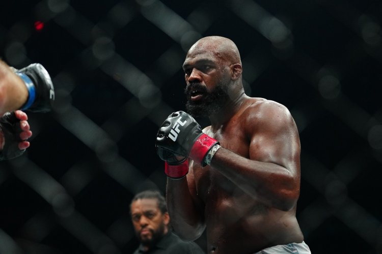 Jon Jones zdolal Miocice a slaví triumf