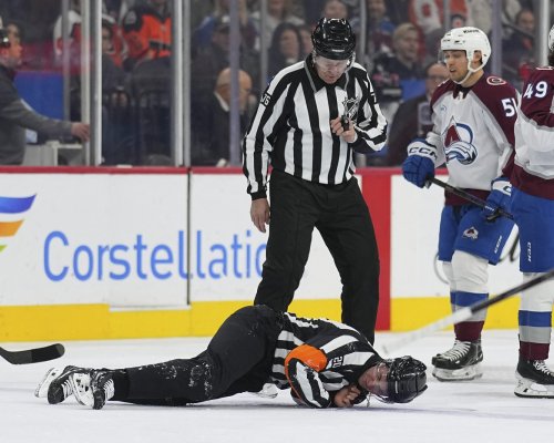 Rozhodčí NHL skončil v nemocnici. Tohle nikdy nechcete sledovat, řekl obránce Colorada Cale Makar