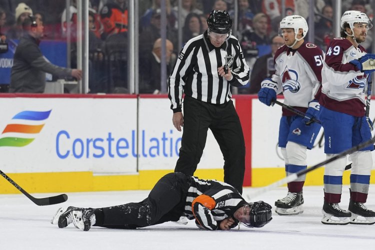 Rozhodčí NHL skončil v nemocnici. Tohle nikdy nechcete sledovat, řekl obránce Colorada Cale Makar