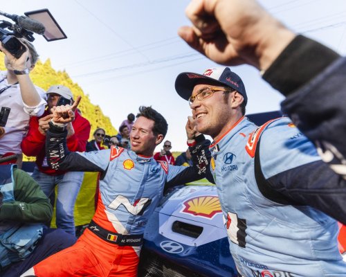 Neuville slaví historický titul WRC