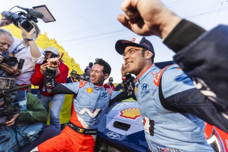 Neuville slaví historický titul WRC