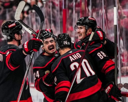 Hurricanes poprvé vedou finále. Vegas srazil nápor ve druhé třetině