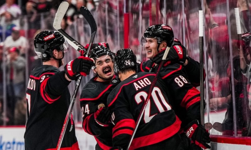 Hurricanes poprvé vedou finále. Vegas srazil nápor ve druhé třetině
