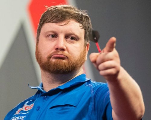 Cameron Menzies září na Grand Slamu šipek. Stále se však živí jako instalatér