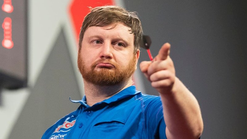 Cameron Menzies září na Grand Slamu šipek. Stále se však živí jako instalatér