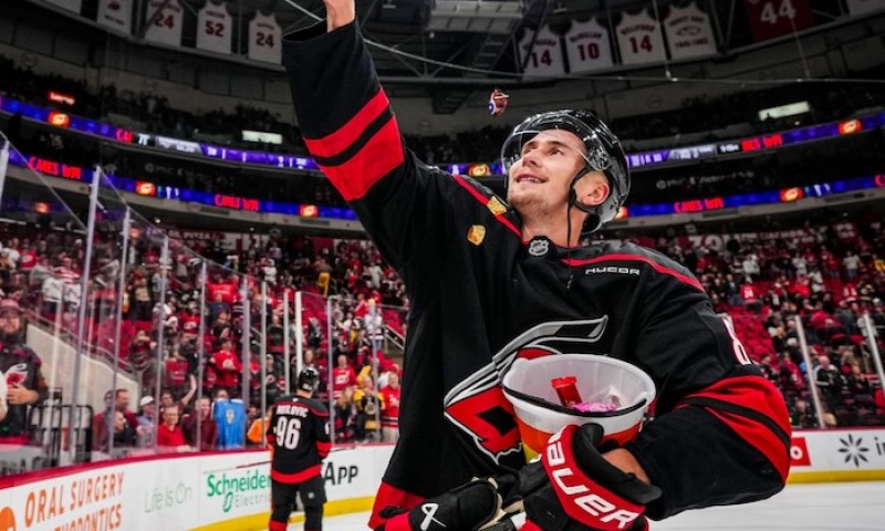 Nečas bodoval pošesté v řadě a patří mezi 10 nejproduktivnějších hráčů NHL. Brind'Amour ho jen chválí