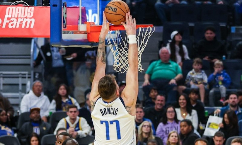 Nezastavitelný Dončić z Mavericks bourá maxima. V rekordní trojkové bitvě si připsal 80. triple double kariéry