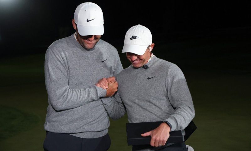 První bitvu mezi PGA Tour a LIV Golf ovládla tradice. McIlroy se Schauffelem deklasovali hvězdné americké duo