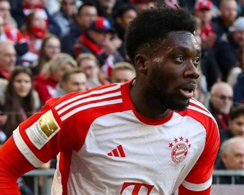 Alphonso Davies zvažuje odchod z Bayernu. V popředí zájmu Slotova družina