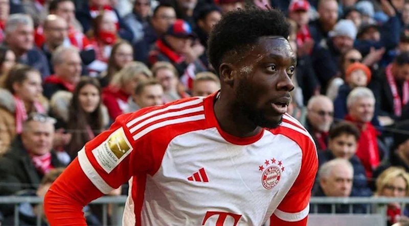 Alphonso Davies zvažuje odchod z Bayernu. V popředí zájmu Slotova družina