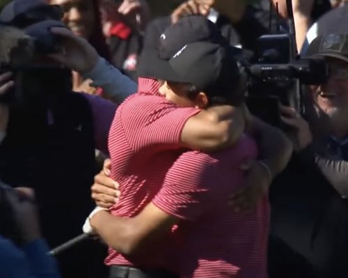 Fenomenální Woods zpět na scéně. Syn Charlie oslnil prvním hole-in-one a napsal rodinnou historii