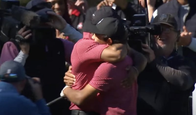Fenomenální Woods zpět na scéně. Syn Charlie oslnil prvním hole-in-one a napsal rodinnou historii