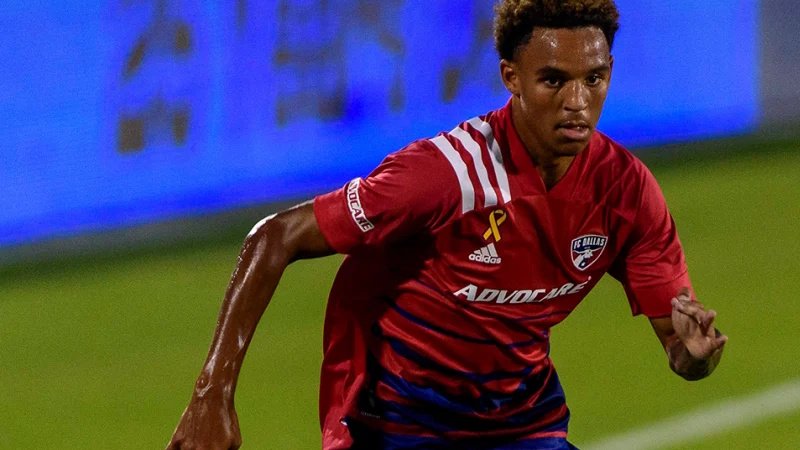 Duel titánů o slibného Američana: Sparta a Plymouth se přetahují o Reynoldsův podpis