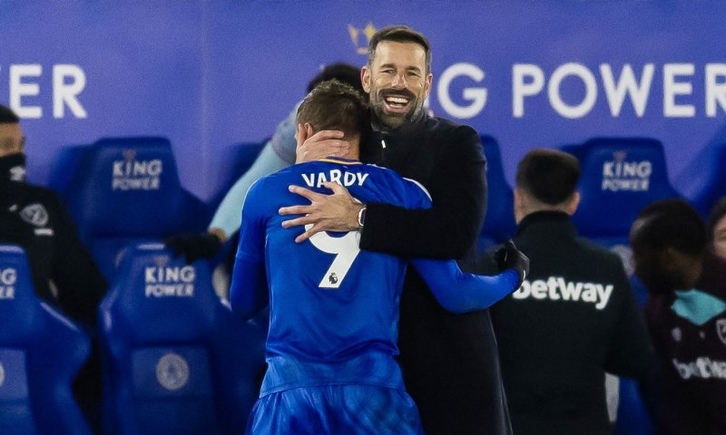 Skvostný start pro Van Nistelrooye. Vardy připomněl vymazání jeho rekordu, Kladiváři naopak jeden vytvořili