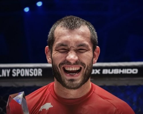 Lokty, hlavičky, zmenšená klec. Muradov úspěšně debutoval v nové polské organizaci a řekl si o Khalidova
