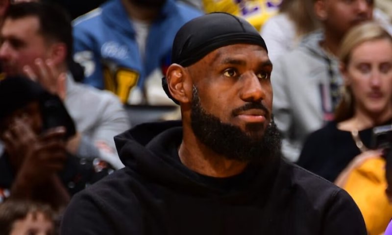 Král LeBron: Legenda se loučí v purpuru a zlatě?