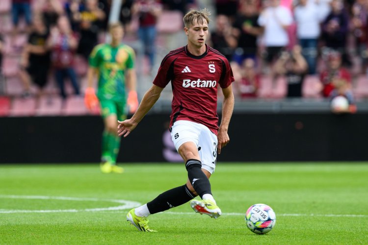 Fotbalové přestupy v plné parádě. Plzeň loví v Polsku, Sparta posílá stopera do Teplic