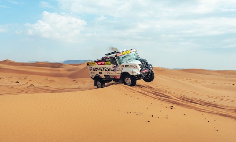 Macík je na Rallye Dakar krůček od cenné obhajoby. V nejtěžších dunách mu pomohl i jeho největší soupeř!